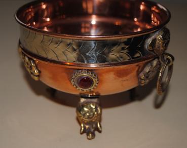 Räuchergefäß: Amulettschale mit roten Steinen